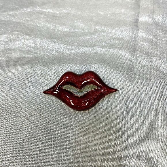 Vintage Red Lips Enamel Necklace Pendant or Brooch 2 in 1 - Picture 2 of 6